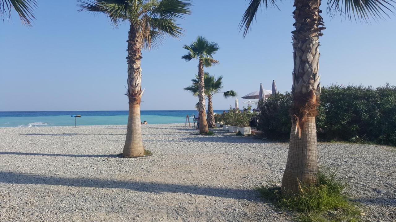 Appartement 2P et parking privé à 50m des plages. Villeneuve-Loubet Esterno foto